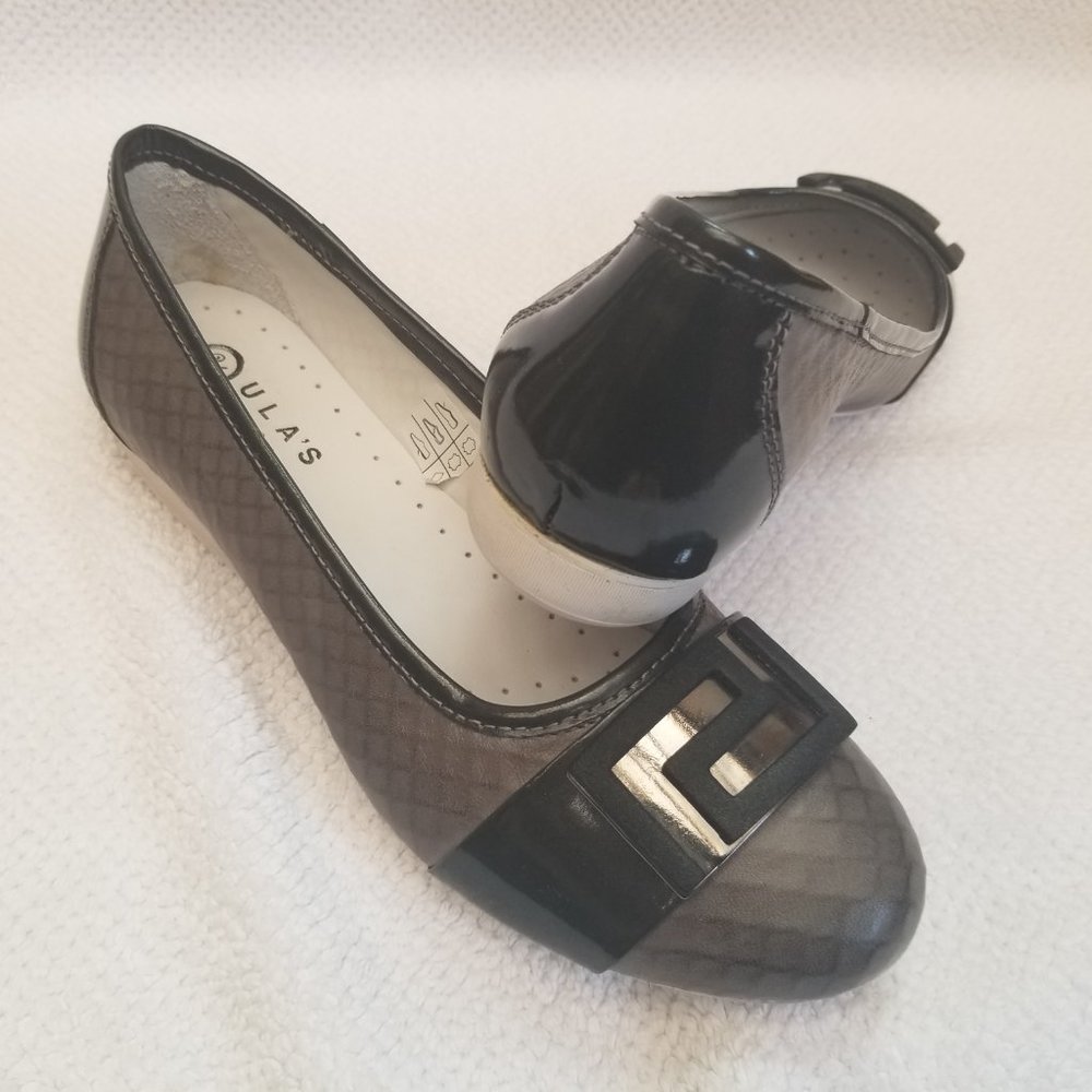 Smart low leather flats.
